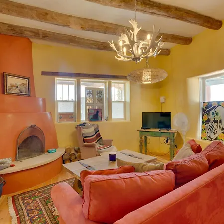 Santa Cruz Home With Mountain Views!